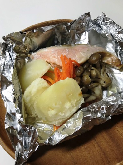 鮭とじゃが芋の包み焼きの写真