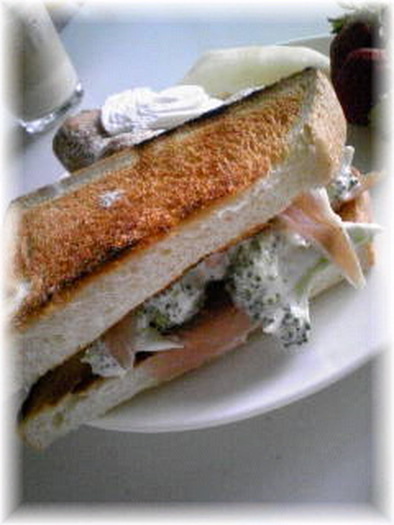 ブロッコリーのサンドイッチの写真