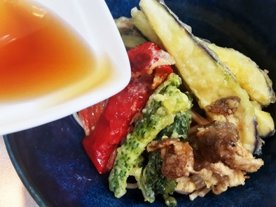 夏野菜の天ぷらで頂く全粒粉パスタの写真