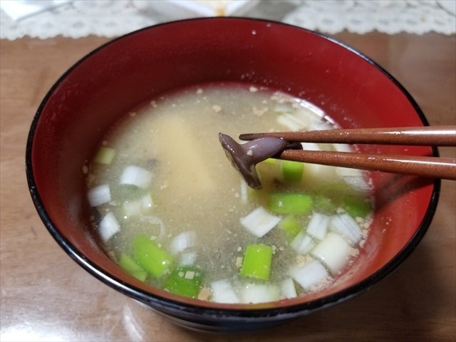 アミタケ、豆腐、ネギの味噌汁の画像