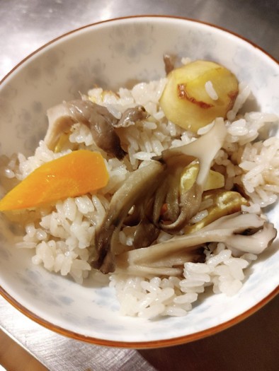 秋三昧、栗ときのこの炊き込みご飯の写真