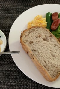 朝食　パン、スクランブル、ヨーグルト