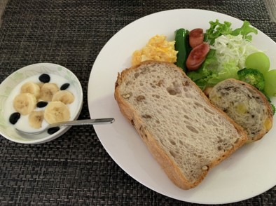 朝食　パン、スクランブル、ヨーグルトの写真