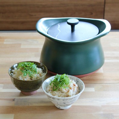 土鍋で梅干しとしらす混ぜご飯の写真