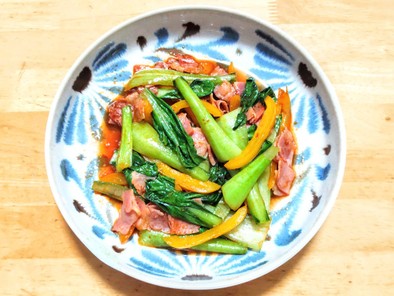 ベーコンとチンゲン菜にパプリカの中華炒めの写真
