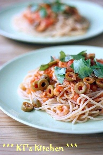 エビとグリーンオリーブのトマトスパゲティの写真