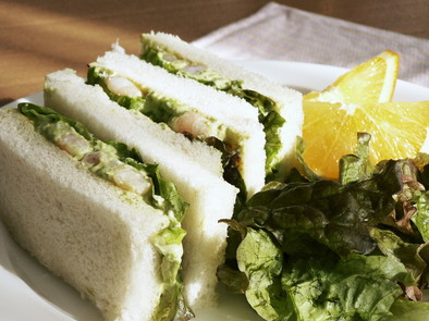 アボカド・シュリンプのサンドイッチの写真