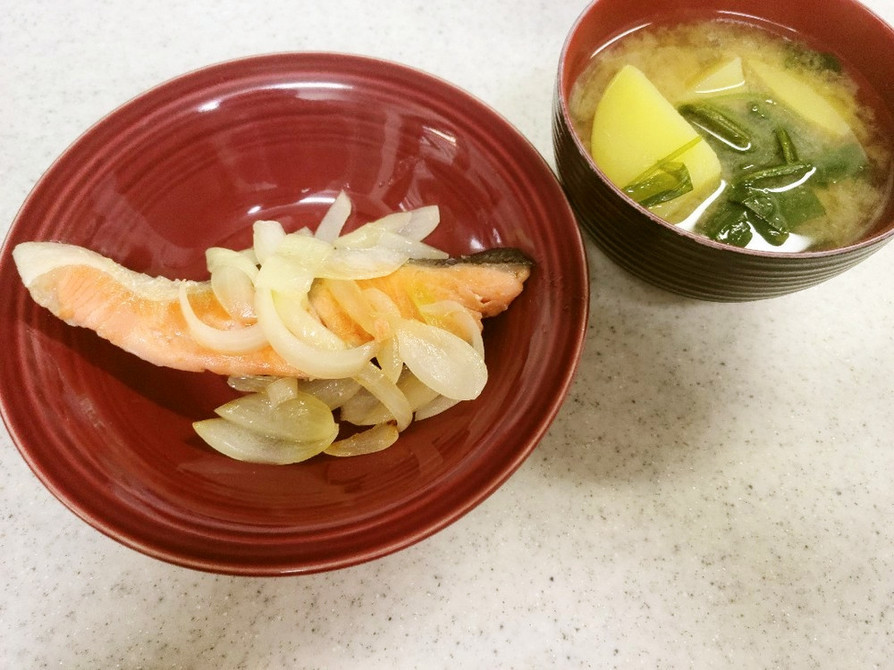 ✨鮭と玉葱の檸檬塩炒め＆ほうれん草味噌汁の画像