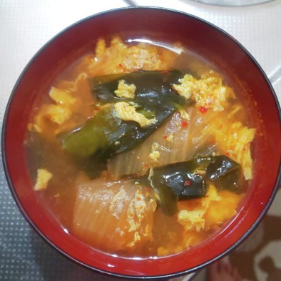 キムチワカメ卵スープの写真