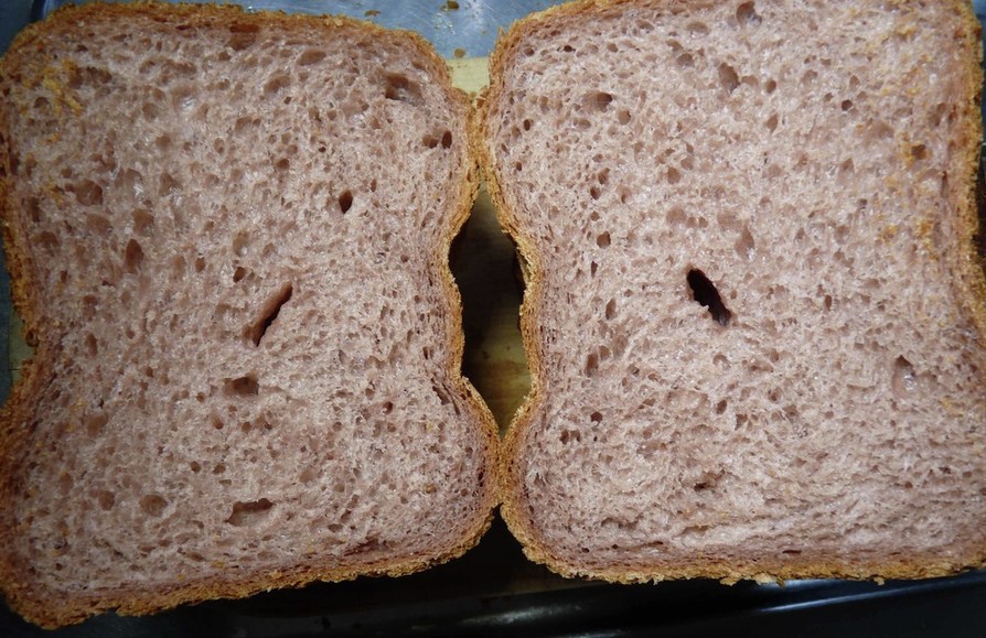 アロニア果汁入り食パンの画像