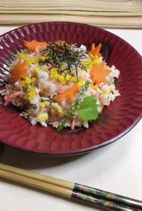 黄菊と甘塩鮭のまぜ寿司　盛り付けは豪華に