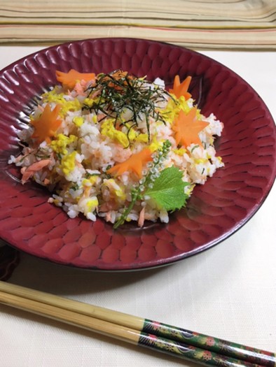 黄菊と甘塩鮭のまぜ寿司　盛り付けは豪華にの写真