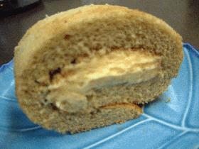 スィートポテトクリームの抹茶ロールケーキ