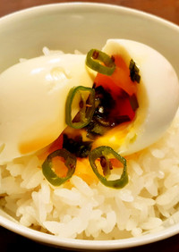 半熟卵かけご飯　ニラ魚醤醤油・青唐辛子
