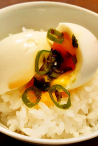 半熟卵かけご飯　ニラ魚醤醤油・青唐辛子