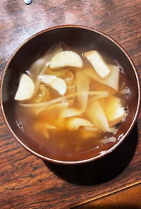 エリンギとモヤシのワンタン風中華スープ