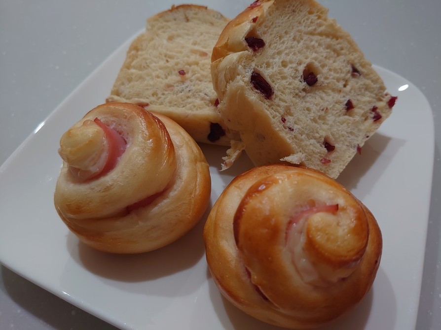 ハムチーズロールパンとクランベリーパンの画像