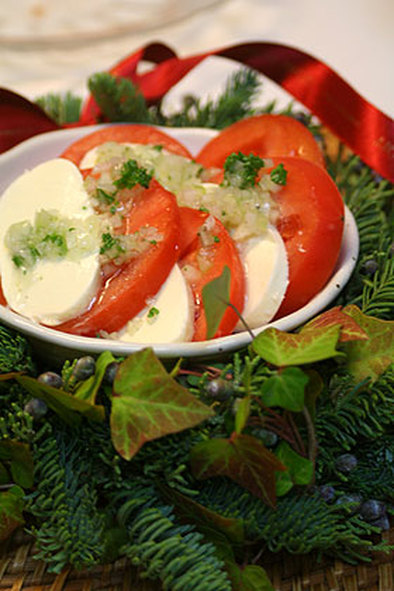 クリスマスに！トマトとモッツァレラサラダの写真