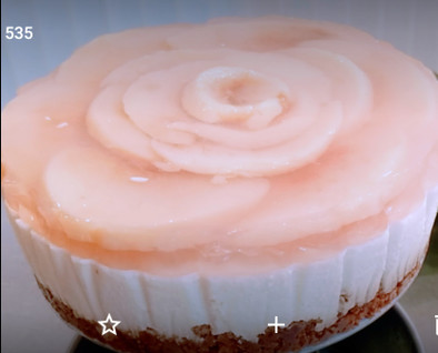 桃のレアチーズケーキの写真