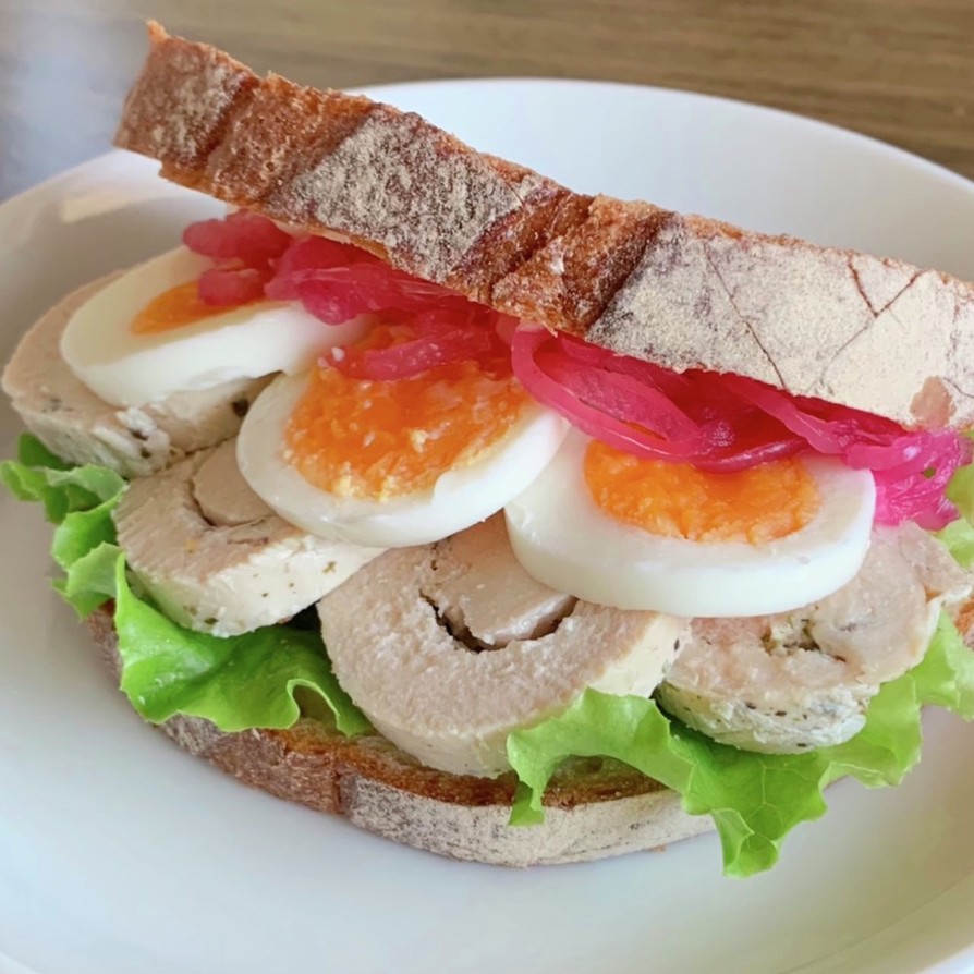 鶏ハムのサンドイッチの画像