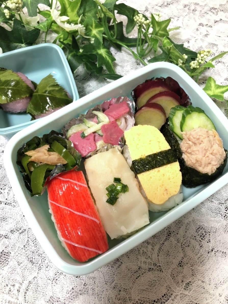 お寿司のお弁当の画像