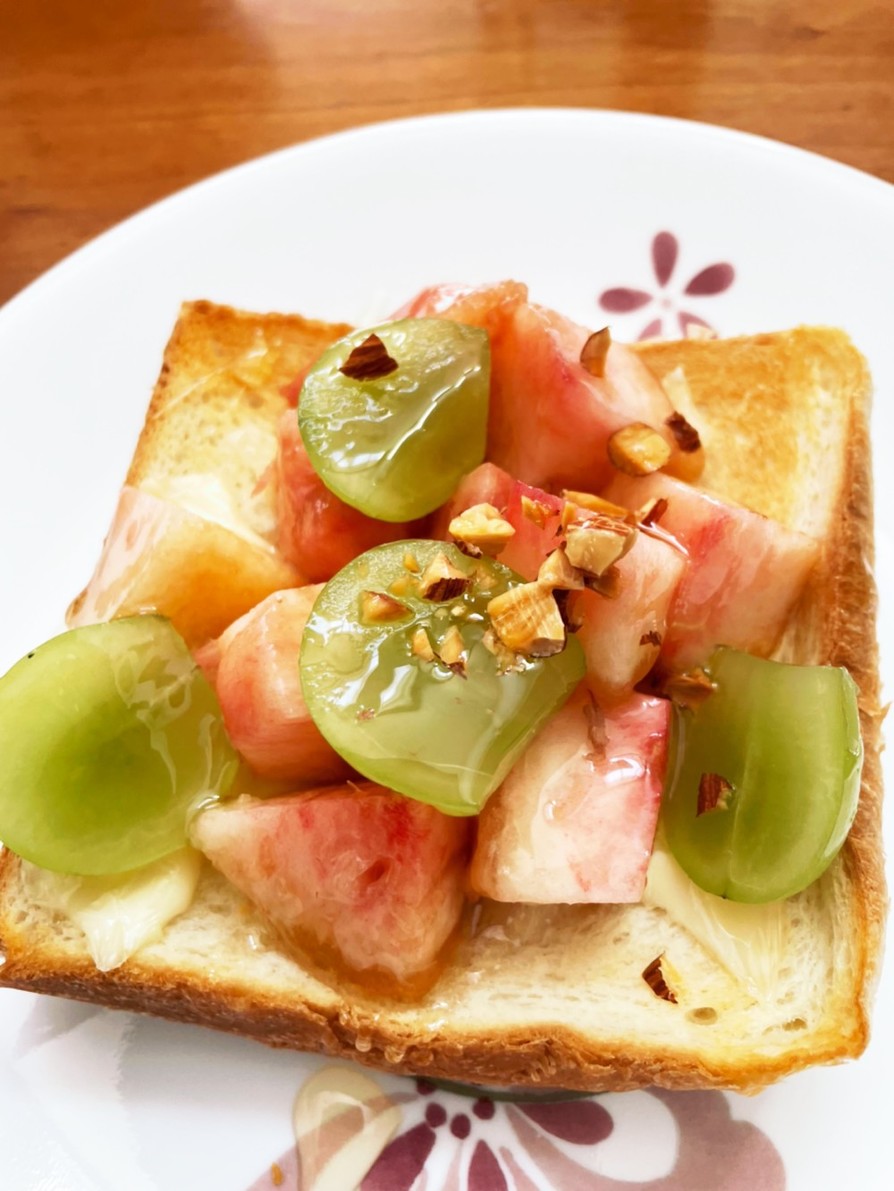 桃と葡萄のトースト！の画像