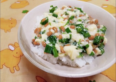 卵豆腐とネギの納豆ご飯の写真