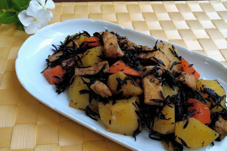 油揚げ好きの じゃが芋とひじきの炒め煮 レシピ 作り方 By 弓久恵輪 クックパッド 簡単おいしいみんなのレシピが372万品
