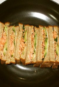 鮭フレークのサンドイッチ♪簡単お弁当パン