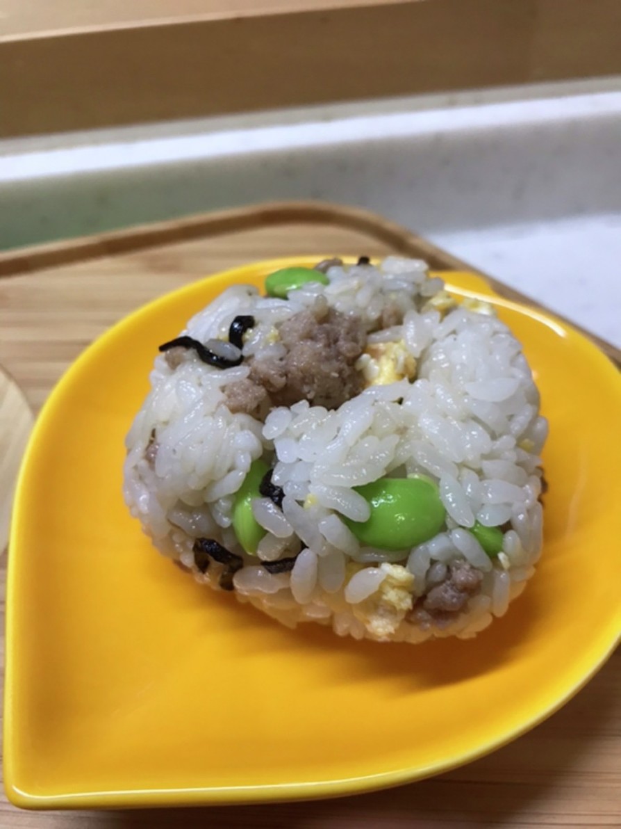 そぼろ丼翌日の枝豆入りおにぎりの画像