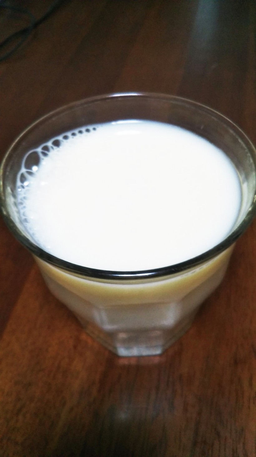 飲むヨーグルトと牛乳とりんごジュースの画像