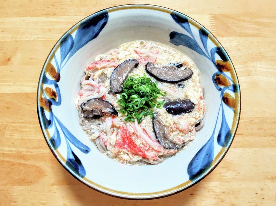 作り置き椎茸の佃煮とカニカマで卵とじ蕎麦の画像