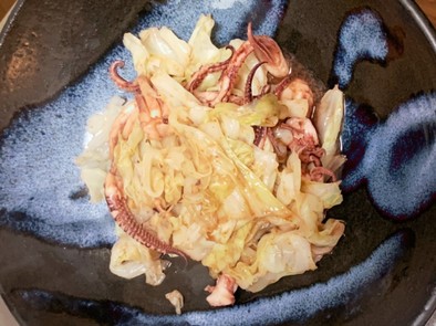イカゲソとキャベツの柚子胡椒炒めの写真
