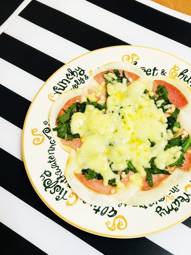 春菊・ハム・チーズと餃子の皮で簡単ピザ風の写真