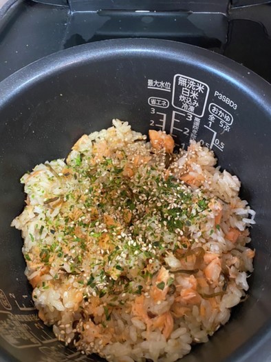 さっぱり☆鮭と塩昆布の炊き込みご飯の写真