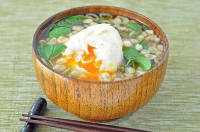 豆苗と半熟卵の味噌汁の写真