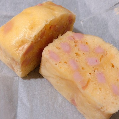チーズとソーセージのおかず蒸しパンの写真