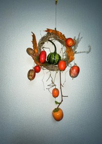 リースに柿と烏瓜とかぼちゃでハロウィン
