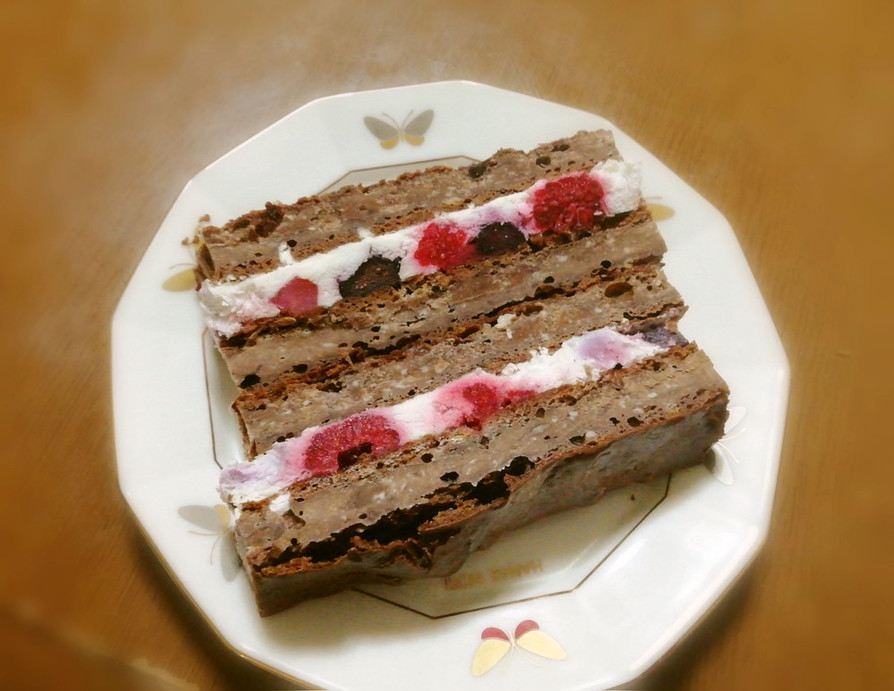 チョコチーズケーキのミックスベリーサンドの画像
