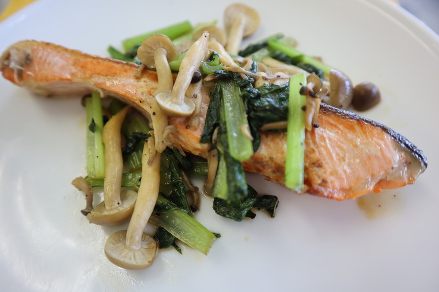 鮭と小松菜のガーリックソテーの画像