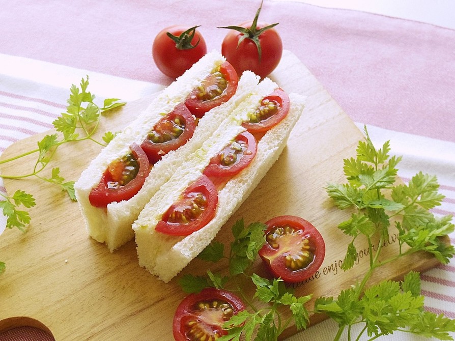 ミニトマトとチーズのサンドイッチの画像