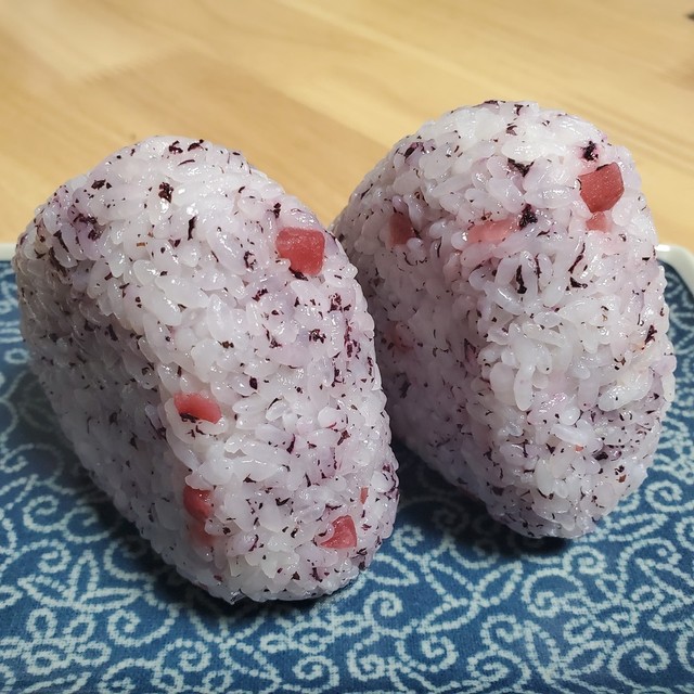 お弁当用 ペロっと食べれる 梅おにぎり レシピ 作り方 By テリークッキング クックパッド 簡単おいしいみんなのレシピが366万品