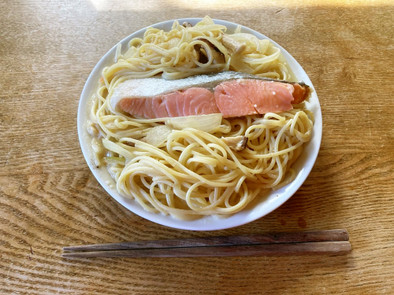 豆乳と鮭のスープスパゲッティの写真