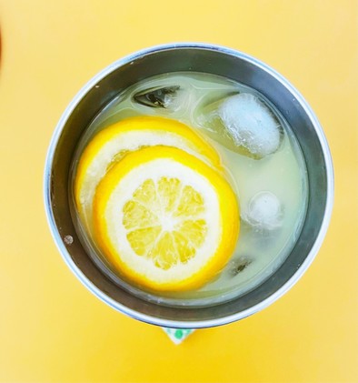 シークワーサーと檸檬の蜂蜜漬けの水割りの写真
