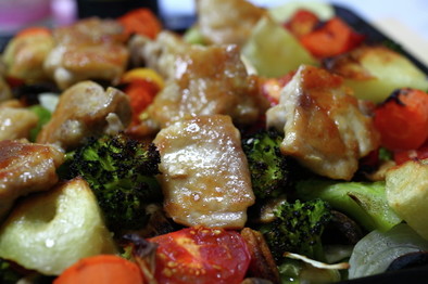 チキンソテー添え野菜のオーブン焼きの写真