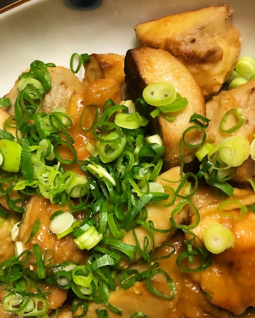 里芋と鶏肉の味噌煮込みの画像