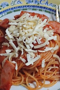 玉ねぎとソーセージのトマトチーズパスタ