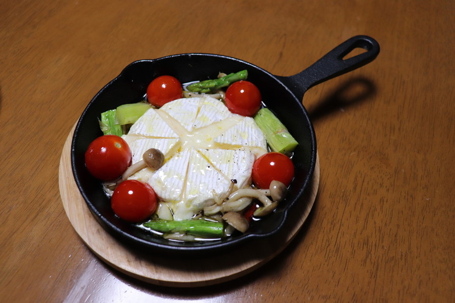 野菜とカマンベールチーズのアヒージョの画像