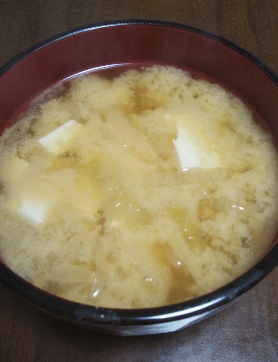 豆腐と玉ねぎの味噌汁の画像