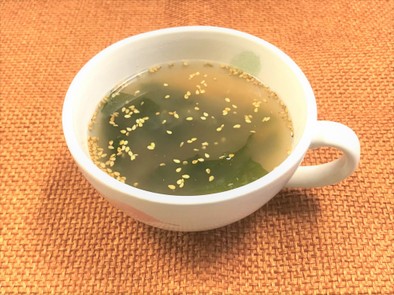 マグカップで新生姜わかめスープの写真